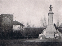 Pomník v roce 1911